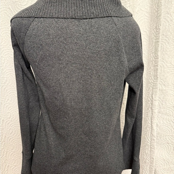 Chic Gray Sweater with Button Accents - Picture 3 of 7